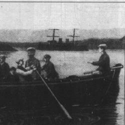 Søren Emil Lura og Stavangers første guttekor ute og ror, imens de synger "Tordenskjold" og salmer klipp fra Rogalands Avis Tegning Sverre Lura