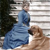 Maren Sophie Sømme med hund Maren Sophie Sømme, født Berner (09.06.1858) var gift med konsul Andreas Sømme (1849-1938). Bildet er tatt ved hagetrappen til hjemmet deres i Eiganesveien 28. Datering: 1880-tallet. Fotograf: Berner, Endre Qvie (1853-1925). Opphavsrett: Stavanger Byarkiv.