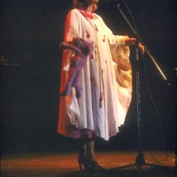 1987. Åshild framfører "Ole Lukkeøye" i Konserthuset. (Foto: Jan Soppeland)