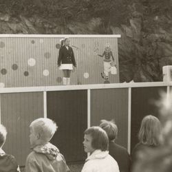 Hanne opptrer på Basso Tivoli i Haugesund i 1965 hentet fra Hanne Kroghs hjemmeside