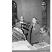 Fra innspillinger av salmer i Ris kirke september 1956. Fra venstre: musikkredaktør i NRK Torstein Gunnarson, Kirsten Flagstad, Sigvart Fotland ved orgelet foto: Anno Kirsten Flagstad museum