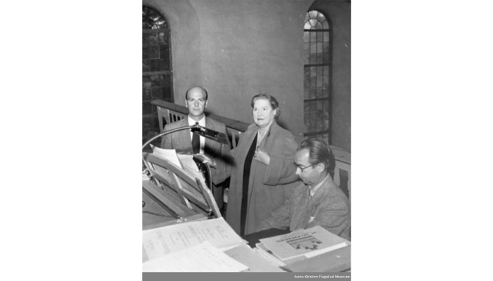 Fra innspillinger av salmer i Ris kirke september 1956. Fra venstre: musikkredaktør i NRK Torstein Gunnarson, Kirsten Flagstad, Sigvart Fotland ved orgelet foto: Anno Kirsten Flagstad museum