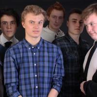 Medlemmer (fra venstre til høyre): Sindre Kvam (bass), Ola Berg Riser (slagverk), Brage Sæbø (fiolin, piano, backingvokal), Tore Eide Bordal (hovedvokal og piano), Olav Johan Ekblom (gitar) og Didrik Åsnes (fagott)