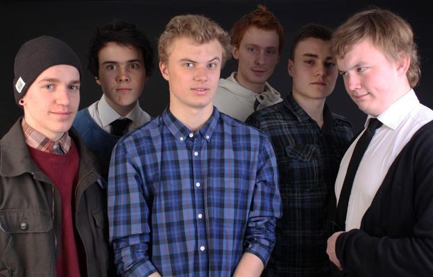 Medlemmer (fra venstre til høyre): Sindre Kvam (bass), Ola Berg Riser (slagverk), Brage Sæbø (fiolin, piano, backingvokal), Tore Eide Bordal (hovedvokal og piano), Olav Johan Ekblom (gitar) og Didrik Åsnes (fagott)