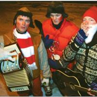 Kaizers Orchestra-medlemmer går "Ølbukk" Foto: Åge Bjørnevik