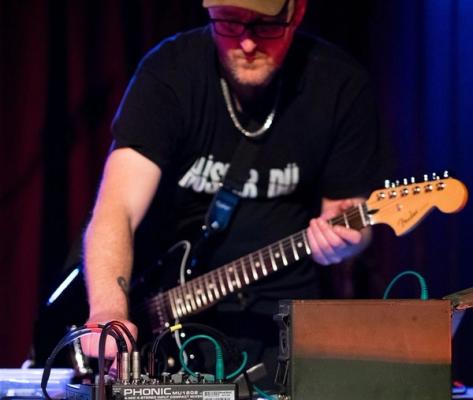 The Future Sound of Manglerud spiller på støyscenen på Deichman/Grünerløkka, Musikkens Dag, 2015. Foto herntet fra Guttorm Andreasens hjemmeside