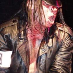 Edwin Borsheim med en av sine mest brutale opptredener under musikkvideoen “Graveyard/Junkyard”tidlig på 2000-tallet