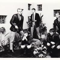 Sneddie and the Jets foto tilhører Ole Johannessen Fra nederst til øverst: Nils Fadnes, Rune Rasmussen, Bjørn Nygaard, Sneddie (Reidar Slettebø) og Njål Fadnes.
