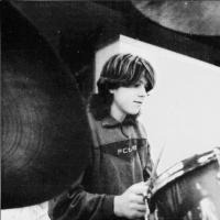 Tom Are Fundingsland , trommeslager i Puke foto Strandbuen