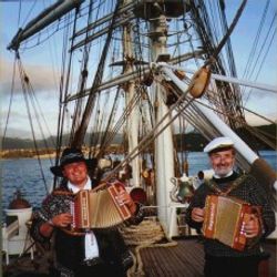 Underholdning på «Statsraad Lemkuhl» . Nils Trygve sammen med sin far og læremester Sigmund Hauge.