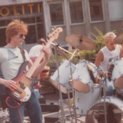 Håkon Meling Følg · 23. juli · · Dag, Håkon, Frode og Morten, konsert i Arendal sentrum aug. 1983