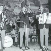 Fra Orre Samfunnshus under et bryllup. Fra venstre: Gunnar Sandve, Jarulf Bore, Sveinung Stangeland, Arne Forus og Rolf Stangeland.