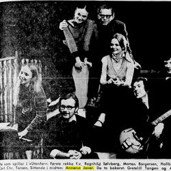 Annerut Joner og ensemblet i stykket Utenfor klipp fra Jærbladet