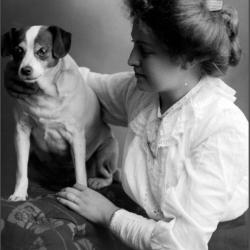 Augusta Falck med hund Glassplatesamling etter fotograf Christian Grundseth, Hamar. Motiv fra Hamar, Ringsaker, Løten, Stange, portretter, industri, gruppebilder, 1915-1940.foto tilhører Anno Domkirkeorden