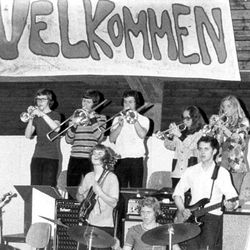 1972. TT i Bergen. Sindre Eide og Sky Sing-orkesteret spiller.