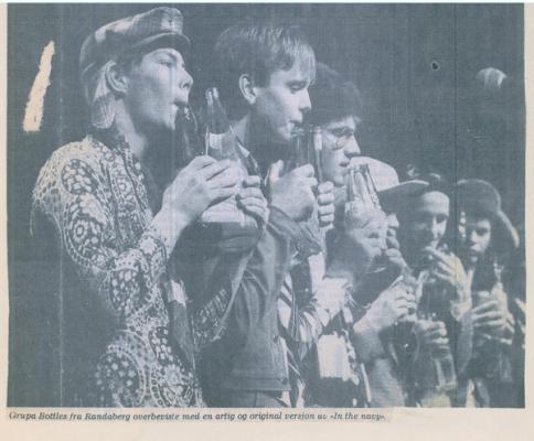 Bottles . Klipp fra ukjent avis . Tilhører Jan Erik Kire Johannesen