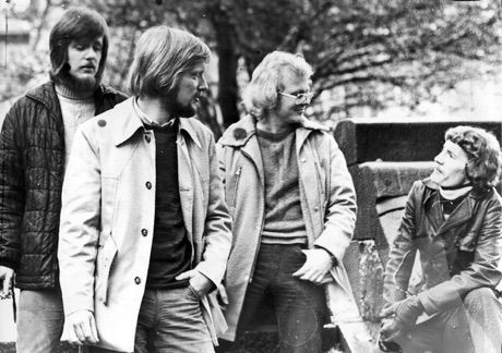 Campus Fra venstre: Hr. Johnsen, gitar og sang - fløytisten ? - Stig Skauge, kontrabass & sang - Stein Frode Flataker, gitar & sang