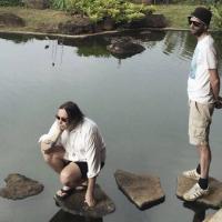 Trekløveret Todd Rundgren, Emil Nikolaisen og Hans-Peter Lindstrøm har kokt sammen Runddans. Her fra Rundgrens bosted Hawaii. FOTO: Smalltown Supersound