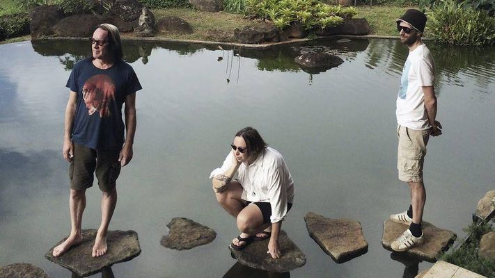 Trekløveret Todd Rundgren, Emil Nikolaisen og Hans-Peter Lindstrøm har kokt sammen Runddans. Her fra Rundgrens bosted Hawaii. FOTO: Smalltown Supersound