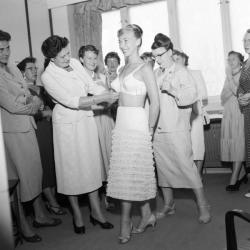 Korsett-eksperten miss Greaway, generalsekretær i Corset Guild of Great Britain, på besøk i Oslo. Til høyre, konsulent fru Irene Priestley-Røstad. Irene Nevermann sto modell. Juli 1957.foto ukjent Arbeiderbevegelsens bibliotek