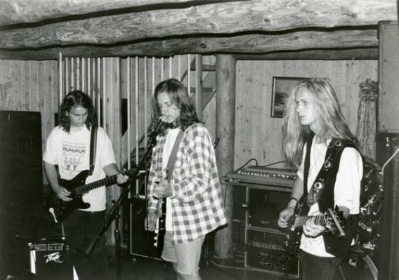 Grus , minus trommeslager,ved MC-huset i Vikevåg. foto Stavanger Byarkiv