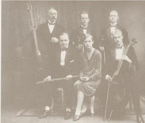 Festiviteten Kinos forsterkede ensemble foto hentet fra boka Haugesund - som årene gikk : 3. samling : bilder fra Haugesund i nyere og eldre tid