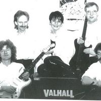 Vallhall fra 1992 da orkesteret feiret sine ti år. I jubileumsåret tok de 5000 kr for en spillejobb Foran fra venstre: Jarle Børresen og Torbjørn Lie. Bak fra venstre: Oddmund Eriksen, Ellen Karin Moen og Håkon Eriksen.