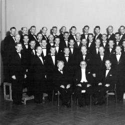 Mandskoret av 1914 ved jubileet i 1964 Sittende i første rekke finner vi fra v. Æresmedlem Bernhard Bergin, korets dirigent Mathias Folgerø, korets formann Øyvind Lohne.