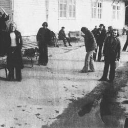 Jan Høiland ved byparken i forbindelse med filming av "Gardiner i Olje" foto Knut S . Vindfallet/Rogalands Avis