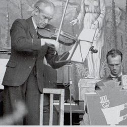 Sigurd Boge Olsnes og trekkspiller Henning Aase i 1944 foto hentet fra boka "Haugesund slik det var"
