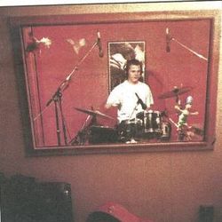 Trommeslager Henning Vik forvist til det lydtette trommerommet i Mansion Studio Foto: Anders Minge