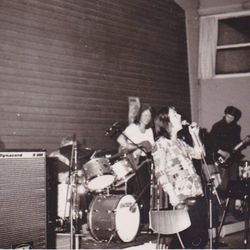 Long Whiles i Sandnes Turnhall, 1972. Konkurranse for rockeband, med gjestegitarist. Bildet tilhører Trond Gudmestad