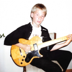 Edwin Borsheim med en Gibson Les Paul, som han arvet etter faren , Per Lorentz. Edwin skal ha smadret gitaren under en bandøving.