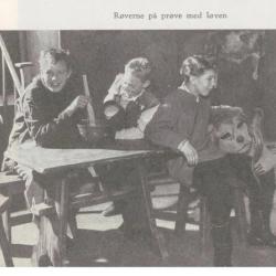 Stig Rostrup, Jan Einar Samuelsen og Sigve Bøe som røvere Arna Hammersmark som løve foto Rogaland Teater