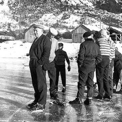 Fra venstre : Lars Bakka, Jørgen Hovda, Lars G. Steinbru, Leiv Lofthus, Lars Lofthus m.fl. Ukjent fotograf.