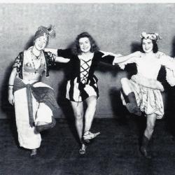 Skuespillere fra Smil over byen leker ballett foto tilhørte Anne Cath Vestly