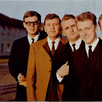 Johnny Band i Consuldresser foto Popnytt