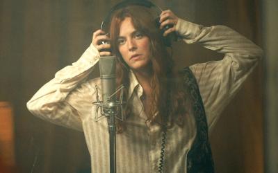 Riley Keough som Daisy Jones foto skjermdump fra Amazon Prime
