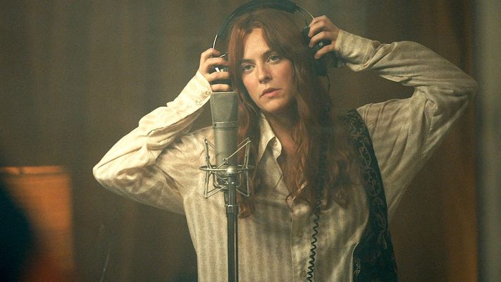 Riley Keough som Daisy Jones foto skjermdump fra Amazon Prime