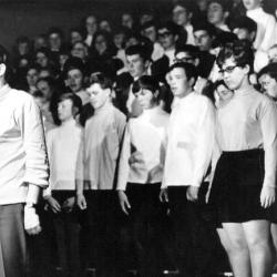 Sky Sing 8.mai 1969, med Sindre Eide i front