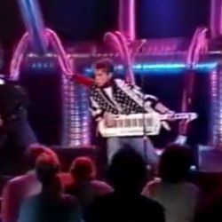 2 Brave framførte "Stop That Girl" på norsk TV.