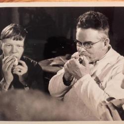 Tor Arne Gjerdevik (Totto)-Harald Tjølsen-Hansen spiller på gauk Ca.1965 foto tilhører Bjarne Aase