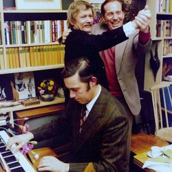 Journalist Knut Joner og  Frank Weylert framfører en Evert Taube-vise (?), akkompagnert av redaksjonssekretær Lars Christian Sande i Rogalands Avis.