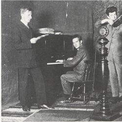 Den første radiosendingen i Stavanger i 1926. Hallomann : Arne Njå pianist: Olaf Eugen Paulus fiolin: Arne F. Grønlund foto: ukjent