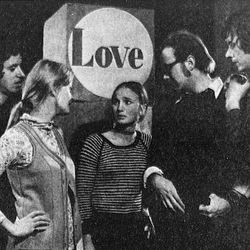 Annerut Joner og ensemblet i stykket Utenfor klipp fra Stavanger Aftenblad