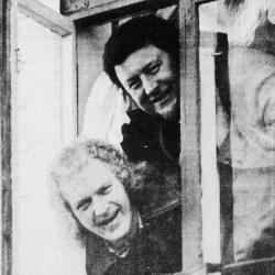 Sanger Jan Høiland og forfatter August Mauritzen med blafrende gardiner foto Fremover