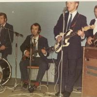 Bacalao:Fra venstre: Karl Magnus (Pirion) Sjøen, Arne Kristiansen, Leif Olaf Madsen og Willy Gundersen. Bak orgelet satt Olav Emil Hansen. Bildet tilhører Aage Bu