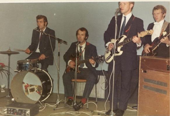 Bacalao:Fra venstre: Karl Magnus (Pirion) Sjøen, Arne Kristiansen, Leif Olaf Madsen og Willy Gundersen. Bak orgelet satt Olav Emil Hansen. Bildet tilhører Aage Bu