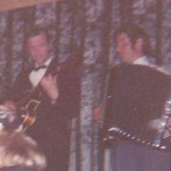 Paul Aslaksen med gitaren Bildet tilhører Doris Elin Bratland.Fra siste gang Aslaksen opptrådte  offentligt 24. mai 1975 ?