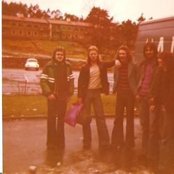 " VARG " på spillejobb på Husnes 1975.....fra V, Gunleiv, Bamse, meg Rune, Konki og Bolle Stølås Bildet tilhører Aage Bu